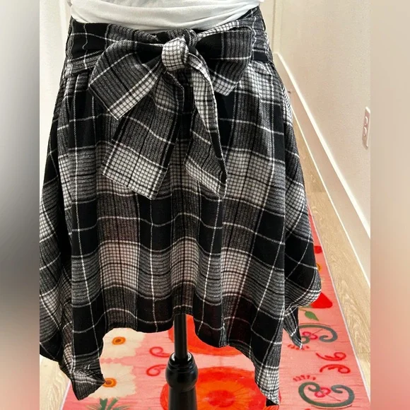 Black and White Plaid “Faux Wrap Around Waist Flannel Shirt” SKIRT -Mini NWOT - Picture 3 of 14